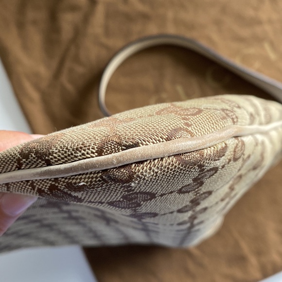 SOLD ๐ Gucci Britt Hobo Medium Bag Cream - Picture 9 of 11